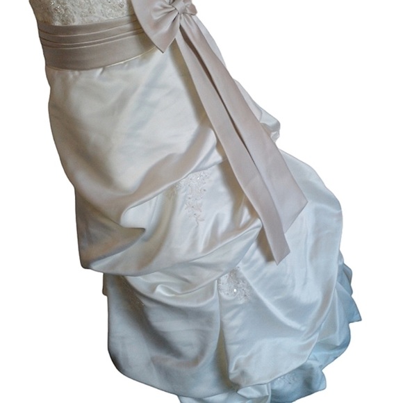 size 12. Stunning and elegant. A fit that perfects that hourglass shape! - Picture 4 of 11